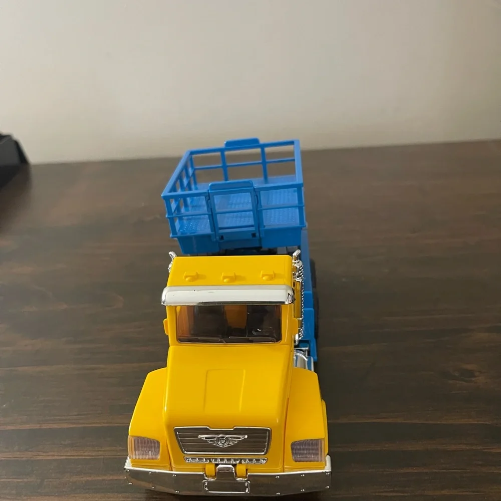 Driven by BATTAT Scissor Lift Truck W/ Lights & Sounds. - Picture 5 of 6